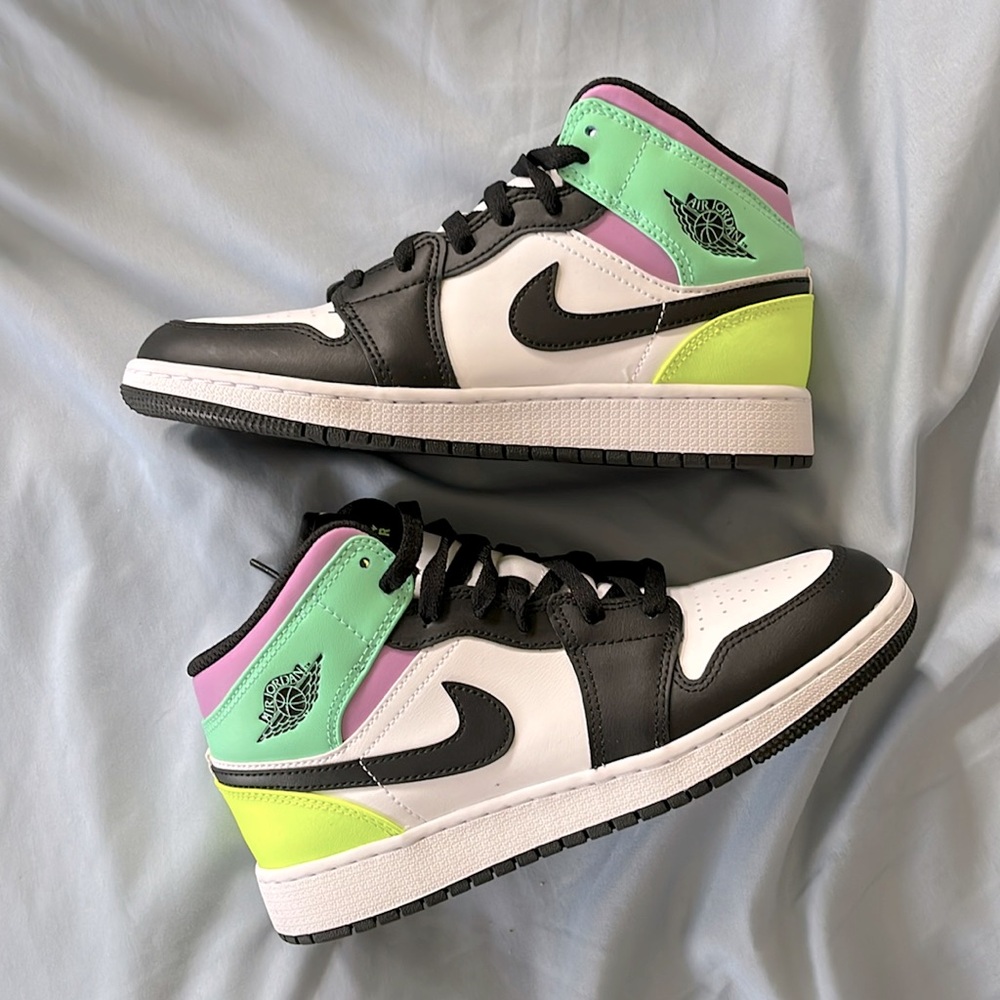 Air Jordan 1 Mid GS Pastel Purple Green Black GS Size 5.5Y / Womens 7 Sneakers